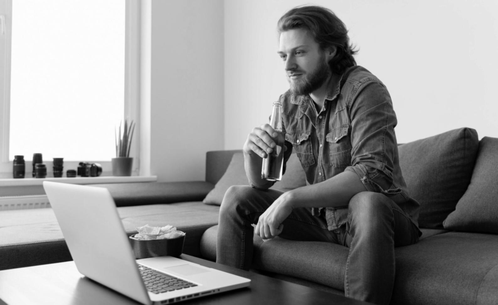 Estudiantes creando wireframes y prototipos interactivos en herramientas profesionales